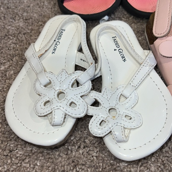 Lot of size 4T sandals - Picture 3 of 6